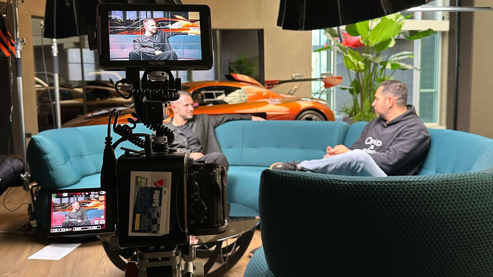 Vorschaubild: Eine Runde Mit... – Gespräche und Rennaction mit prominenten Gästen 🏎️